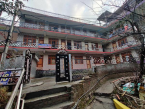 Red and blue family guest house, Kasol